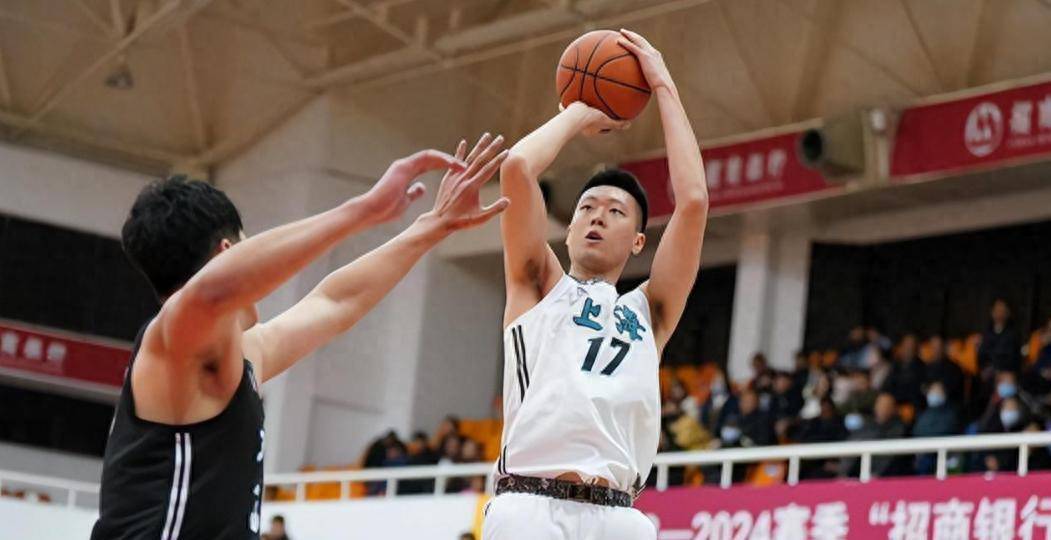 关于明尼苏达森林狼训练开放日，训练课后内部沟通引观众欢呼，CBA常规赛在即，临场指挥获称赞的信息