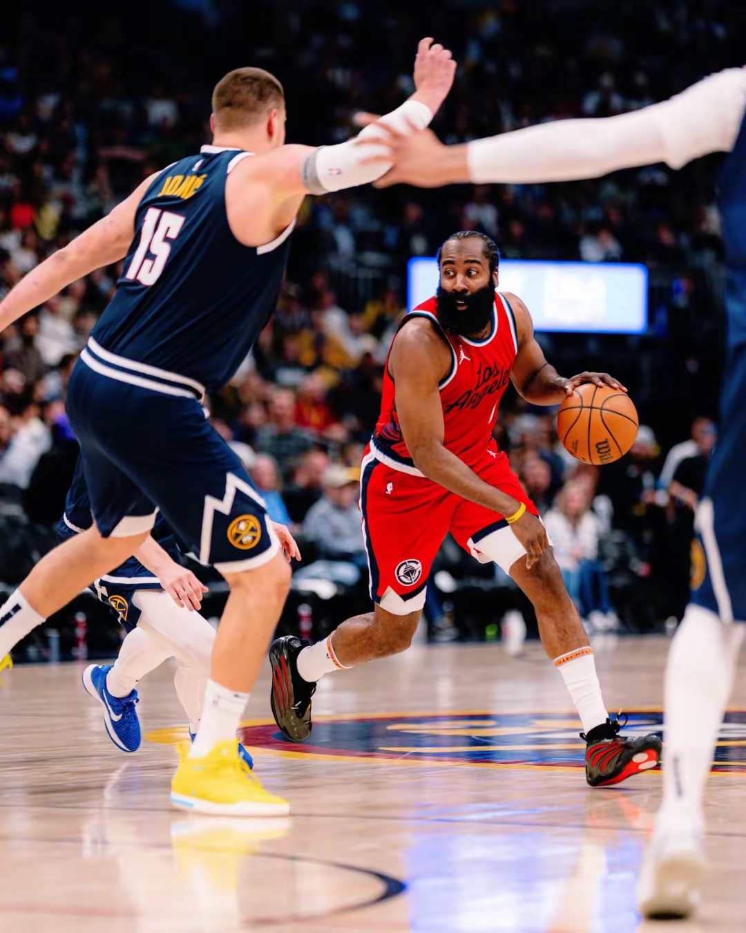 开云官网哈登回归赛场，关键助攻首场状态亮眼，掘金观众沸腾！的简单介绍