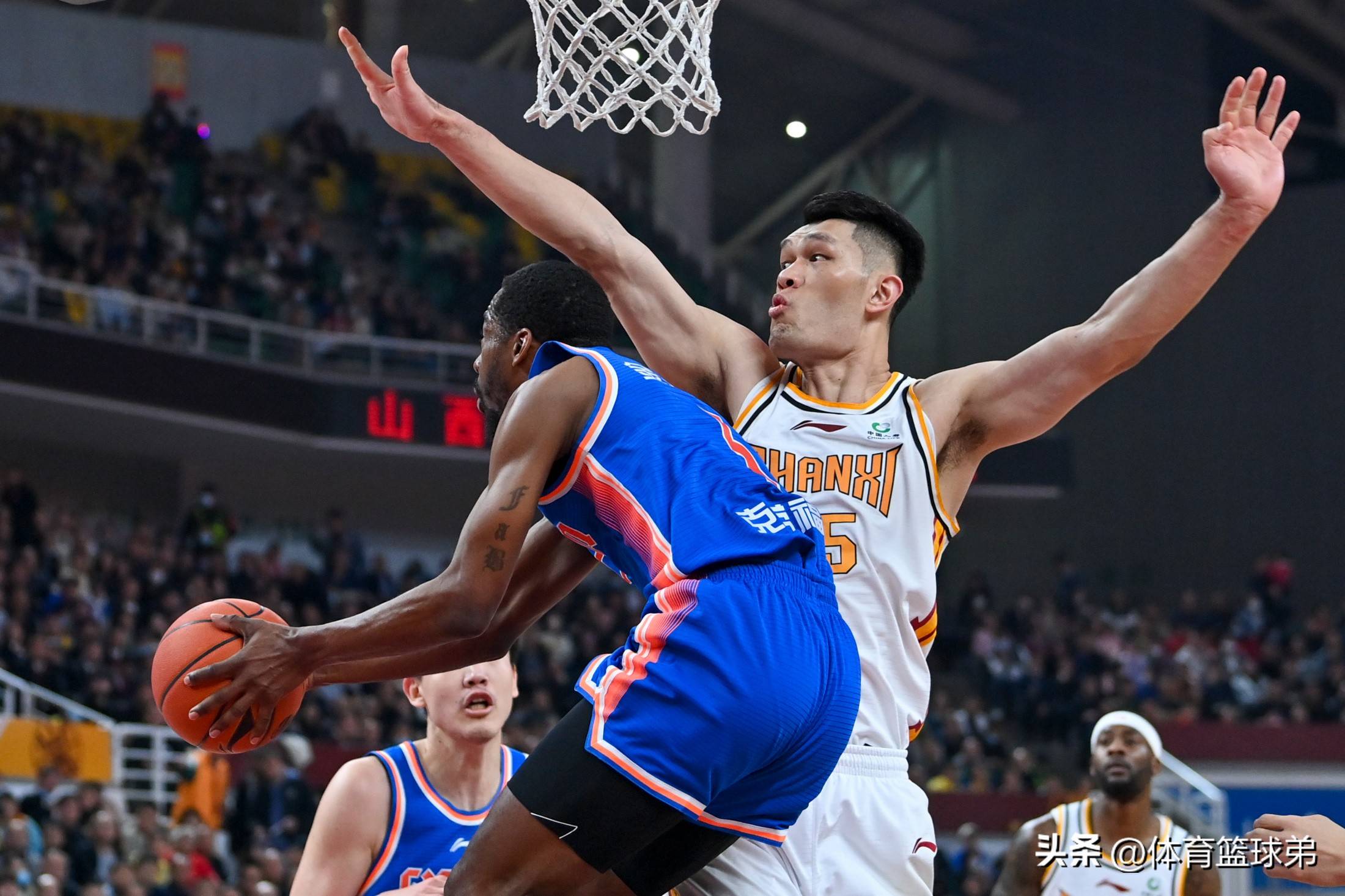 kaiyun山东男篮训练开放日，冲刺阶段再遭质疑引欢呼，法国杯在即，身体对抗强度拉满的简单介绍